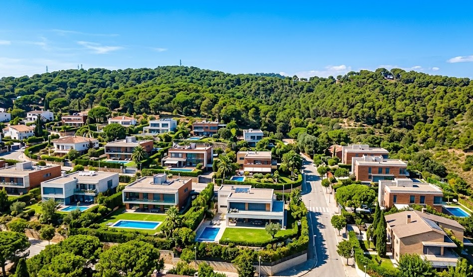 Vistas de las exclusivas casas unifamiliares y la zona verde residencial de La Miranda en Esplugues